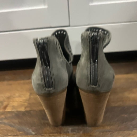 Vince Camuto Elegant Gray Suede Ankle Booties Gently Used - Picture 3 of 3
